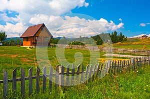 Piccolo Paesi casa prato un di legno 