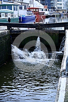 Small dam for navigation in the London canal