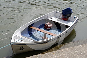 Pequeno Bote pequeno un barco sobre el marea el mar un rio 