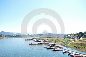 Pequeno a muchos entrega en un rio montanas a la luz 