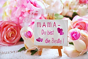 Small easel with greetings for mom written in german on the boar
