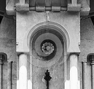 Small flower carved inside the column