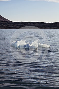 Piccolo filato galleggiante sul pace artico il mare 