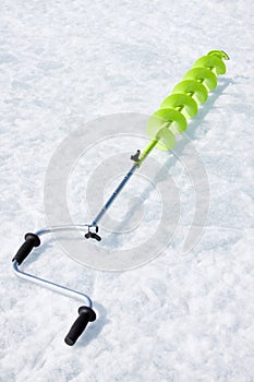 Small hand operated ice auger