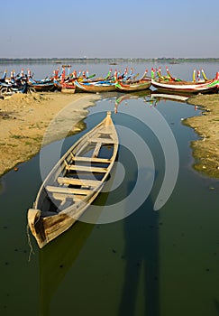 The small harbor on Taungthaman Lake