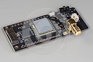 Small high-frequency electronic unit assembled on printed circuit board