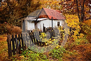 Malé dom v jeseň les v obec 