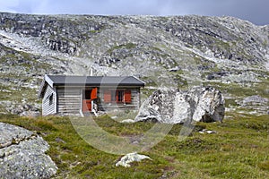 A small hut offers shelter in case of bad weather or in the evening
