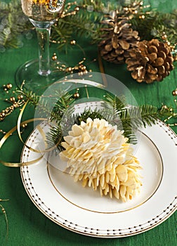 Small individual cake Pine cone.