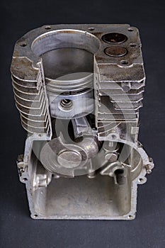 A small internal combustion engine shown in section. View of the piston and rings in the engine