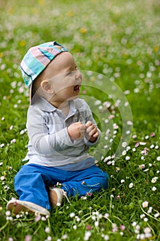 Ein Kind im gras 