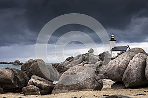 Piccolo faro sul turbolento sul Selvaggio da atlantico 