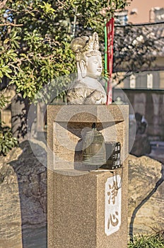 Small marble statue depicting the head of the buddhist goddess of compassion Kannon Bosatsu with at its base the word JÃÂshin