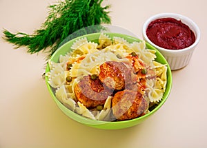 Small meat balls with peas and farfalle