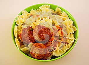 Small meat balls with peas and farfalle