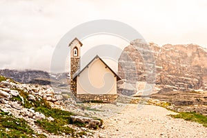 Pequeno montana capilla alpino sobre el dolomitas 