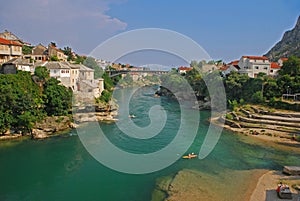 Piccolo vecchio la città fra un fiume pulire annulla Acqua Circondato secondo verde alberi un 