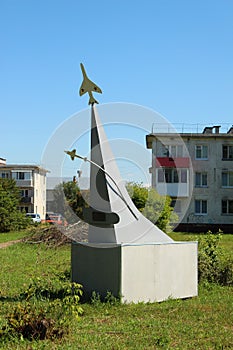 A small pedestal with airplanes