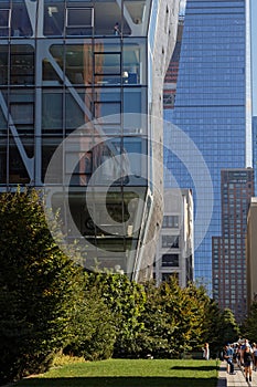 Small people and huge buildings on the High Line