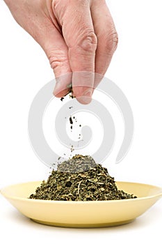 Small pinch of dried herb