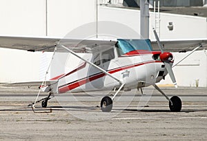 Pequeno avión estacionado 