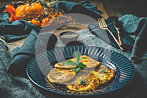 Piccolo zucca erbe aromatiche sul blu piatto 