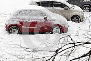 Malé auto pokrytý so snehom počas sneženie 