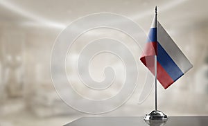 Malá slovenská vlajka na abstraktnom rozmazanom pozadí