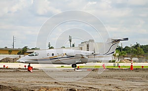 Piccolo stazionario un aereo 