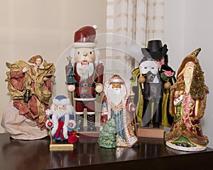 6 small statues of Christmas figures