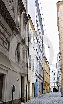 Small street in the historic center of Vienna, with a white building at the end that closes it, with a large door that looks like