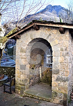 Small structure built with stone blocks in Fornovolasco.