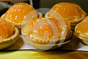 Small tartlets with cream and mandarin slices