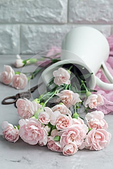 Malé nabídka růžový karafiát květiny v smalt na šedá beton kopírovat prostor  vertikální 
