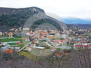 Small town Vrlika in inland Split-Dalmatia County, Croatia Pogled na gradic Vrliku i utvrdu Prozor nad njim, Vrlika - Hrvatska