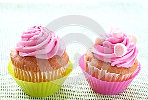 Small vanilla cupcakes