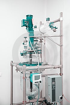 Small volume chemical reactor. Multitask pilot reactor for semi-industrial production