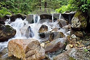 Vodopád z horskej vody v Demänovskej doline na Liptove