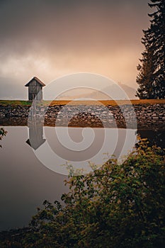 Malý dřevěný domek u jezera, romantická scéna, tajch ottergrund, banska štiavnica, slovensko