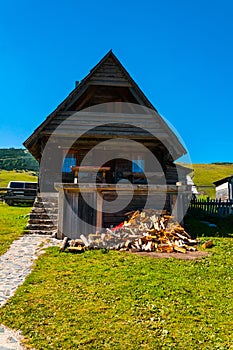 Pequeno de madera casa 