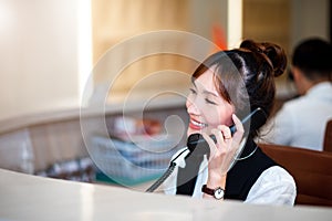 Chytrý profesionální asijský žena v  volání oddělení. ona je telefon pracovní šťastný služba 