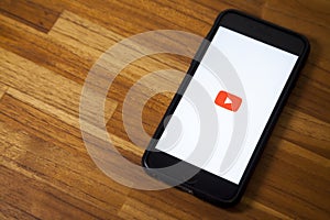 Smartphone with youtube application apen.