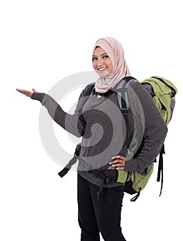 Smiling asian woman backpacker presenting copyspace