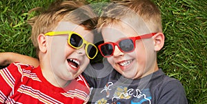 Bratia nosenie ozdobný slnečné okuliare 