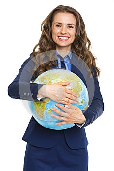 Donna d'affari ha abbracciato La terra il globo 
