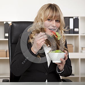 Smiling businesswoman enjoying a healthy salad