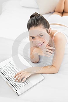 Casuale una donna computer portatile un letto 