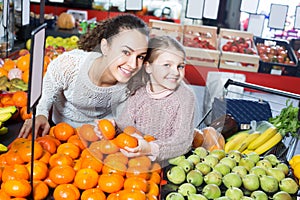 Smiling family customers buying fruits