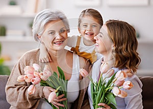 Famiglia nonna madre un fiori allegramente celebrare vacanza27sul 