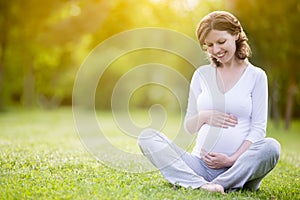 Futuro madre posesión su barriga oferta sonrisa 